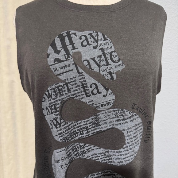 Taylor Swift Reputation Stadium Tour Snake Newsprint Tank Top XXL - Picture 2 of 13